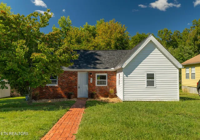 Single family home for sale at 618 Glendale Ave, Clinton, TN 37716 | MLS# 1356956