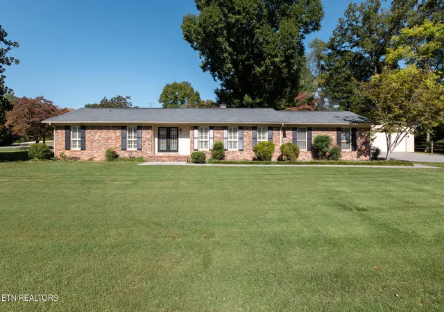 Single family home for sale at 303 Greenhill Dr, Maryville, TN 37804 | MLS# 1358327