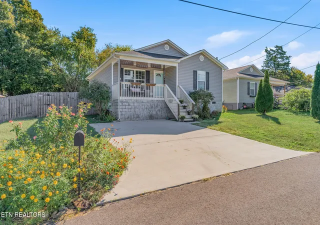 Single family home for sale at 1706 Vada Cir, Knoxville, TN 37912 | MLS# 1358494