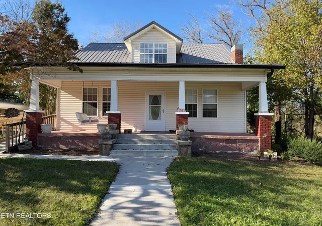 Single family home for sale at 616 Balmoral Rd, Middlesboro, KY 40965 | MLS# 1358758