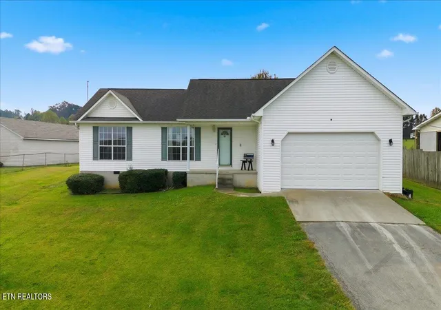 Single family home for sale at 5906 Old Niles Fry Pike, Greenback, TN 37742 | MLS# 1359260