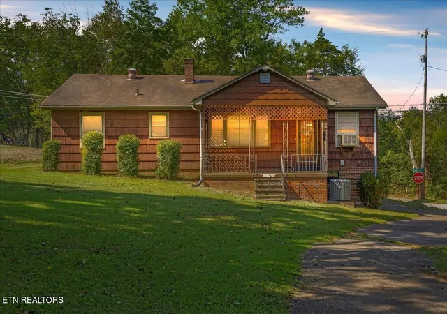 Photo 1 of Single family home for sale at 613 Central Ave, Athens, TN 37303 | MLS# 1358931 | Listing updated on 2026-10-29
