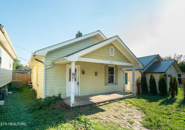 Photo 1 of Single family home for sale at 205 Cedar St, Loudon, TN 37774 | MLS# 1359174 | Listing updated on 2026-10-28