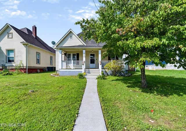 Single family home for sale at 202 Kingwood Rd, Knoxville, TN 37918 | MLS# 1359655
