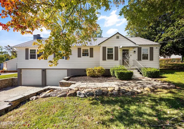 Single family home for sale at 209 S Laurel Cir, Knoxville, TN 37912 | MLS# 1359904