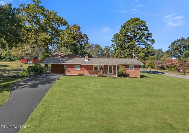 Single family home for sale at 5708 Woodleaf Dr, Knoxville, TN 37912 | MLS# 1359674