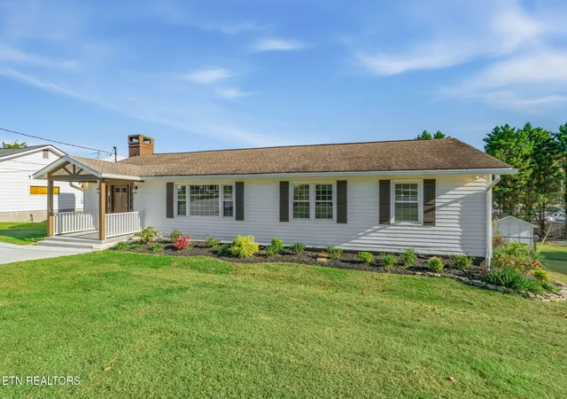 Single family home for sale at 418 Highland Dr, Clinton, TN 37716 | MLS# 1359985