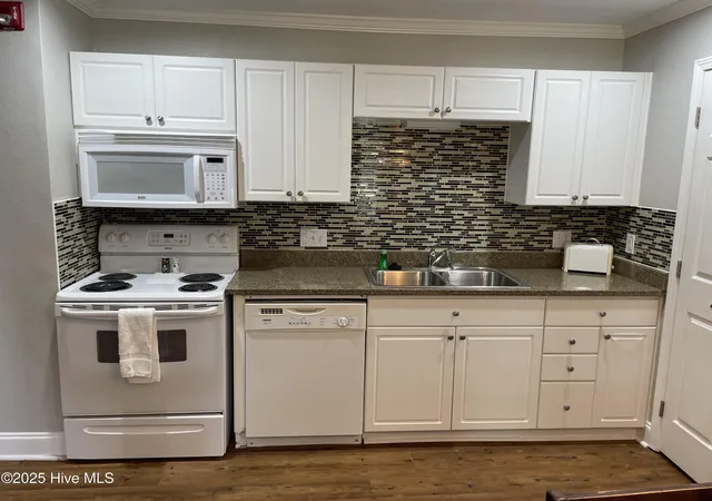 Listing Photo 2 - Condo for sale in building located at 520 Little River Farm Blvd, Carthage, NC 28327 - Unit #C106