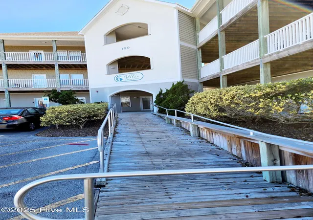 Listing Photo 2 - Condo for sale in building located at 100 Lighthouse Ln, Cedar Point, NC 28584 - Unit #D3