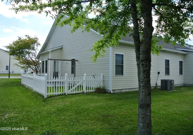 Listing Photo 5 - Condo for sale in building located at 105 Palmetto Pl Cir, Beaufort, NC 28516