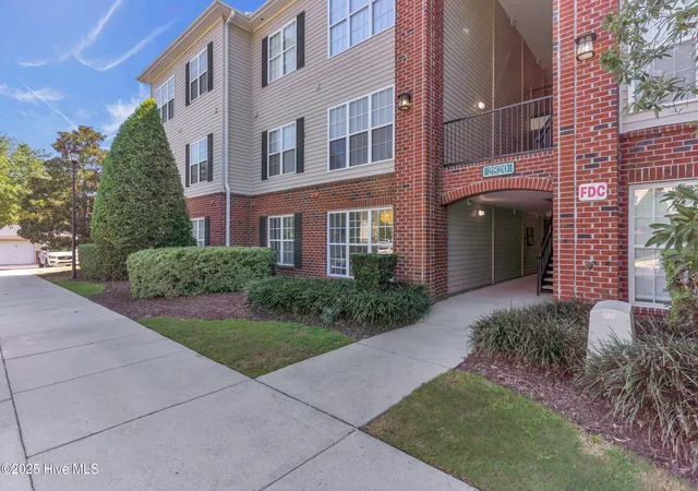 Listing Photo 2 - Condo for sale in building located at 2820 Bloomfield Ln, Wilmington, NC 28412 - Unit #Unit 204