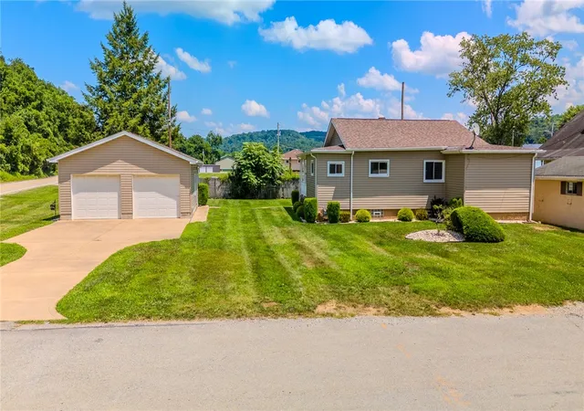 Photo 3 of Single family home for sale at 612 Elm St, Stockdale, PA 15483 | MLS# 1713104 | Listing updated on 2025-10-11