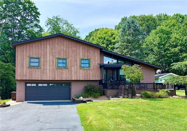 1st image of 927 Chippewa Trl, Mercer, PA 16137 | MLS# 1716072