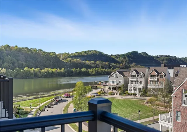 3rd image of 1 1St Street #412, Oakmont, PA 15139 | MLS# 1715887