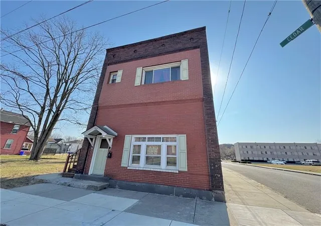 2nd image of 302 N Cedar St, New Castle, PA 16102 | MLS# 1720164