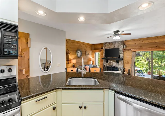 Homes for sale in Seven Springs Resort, PA | 2305 Swiss Mountain Dr, Seven Springs Resort, PA 15622 | MLS# 1721510