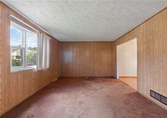 Photo 3 of Single Family Residence at 143 Macbeth Dr, New Kensington, PA 15068 | MLS# 1721804 |  | Sold on 2025-12-05