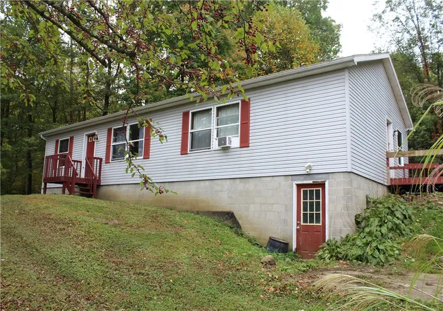 Photo 2 of Manufactured home for sale at 6 Short St, Stoneboro, PA 16153 | MLS# 1722705 | Listing updated on 2026-05-31