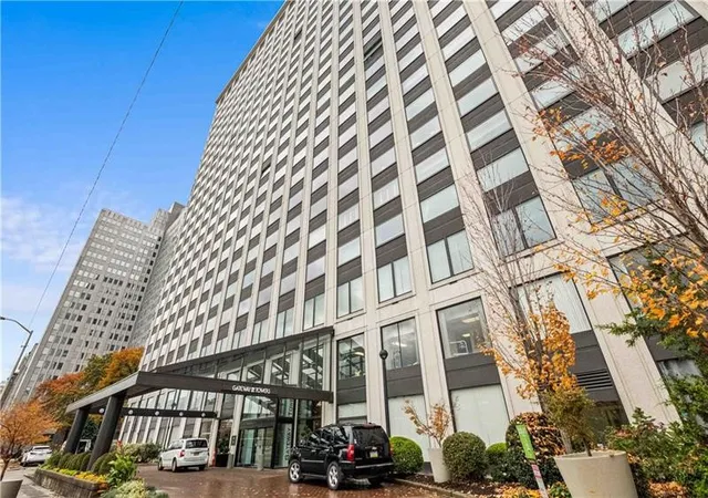 Photo 4 of Condominium at 320 Fort Duquesne Blvd #16B, Pittsburgh, PA 15222 | MLS# 1722787 | | Sold on 2025-11-14