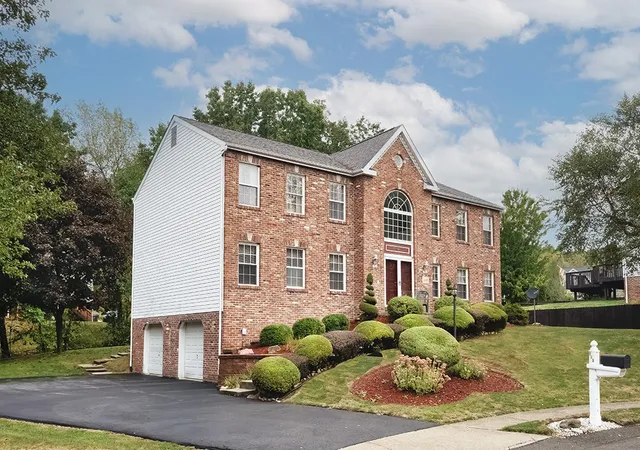 Photo 2 of Single family home for sale at 246 Jaclyn Dr, Cranberry Township, PA 16066 | MLS# 1722776 | Listing updated on 2026-05-31