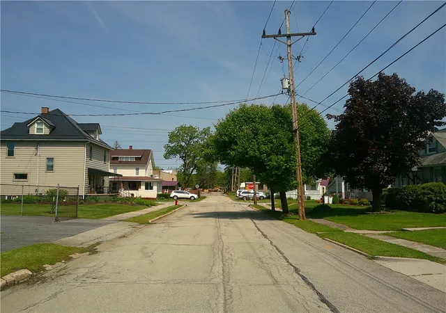 Homes for sale in Somerset, PA | 152 E Garrett St, Somerset, PA 15501 | MLS# 1724345