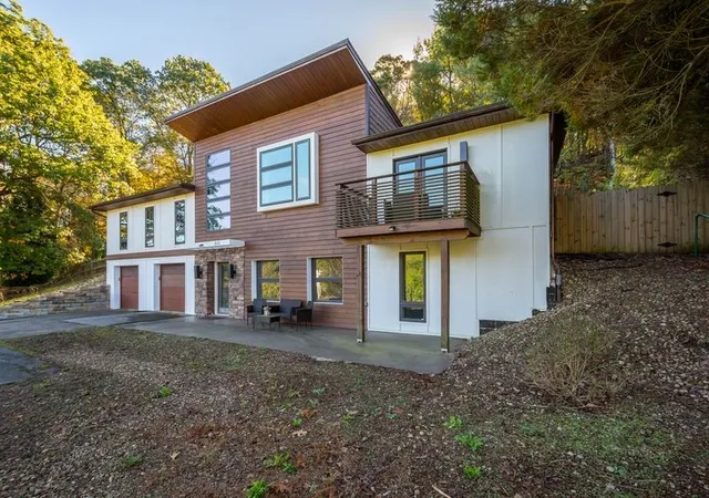 Photo 3 of Single family home for sale at 1645 Pegher Ln, Sewickley, PA 15143 | MLS# 1725160 | Listing updated on 2026-05-29