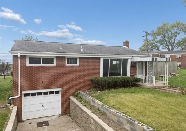 Homes for sale in Whitehall, PA | 434 Macassar Dr, Whitehall, PA 15236 | MLS# 1726384