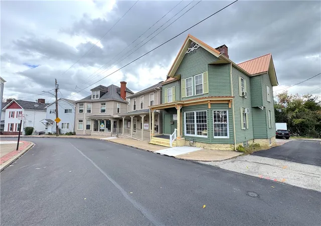 Photo 3 of Single family home for sale at 439 S Maple Ave, Greensburg, PA 15601 | MLS# 1727554 | Listing updated on 2026-09-15