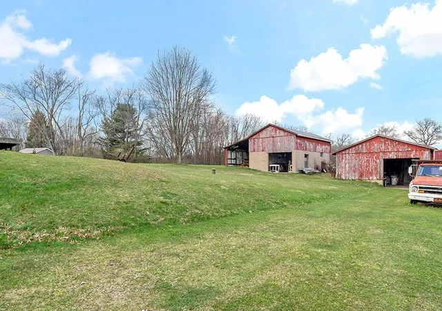 Photo 4 of Sale Pending at 150 Jo Deener Dr, Zelienople, PA 16063 | MLS# 1727506 | Listing updated on 2025-10-29