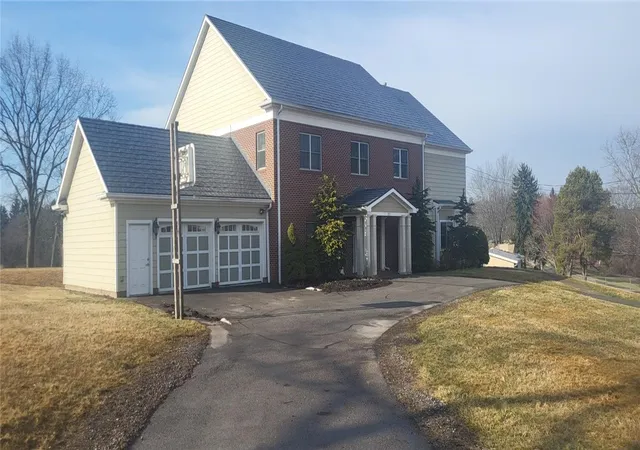 3rd image of 221 Felician Dr, Coraopolis, PA 15108 | MLS# 1731180