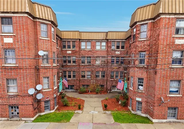 Photo 3 of Multi family home for sale at 325 W Jefferson St, Butler, PA 16001 | MLS# 1731213 | Listing updated on 2026-08-28