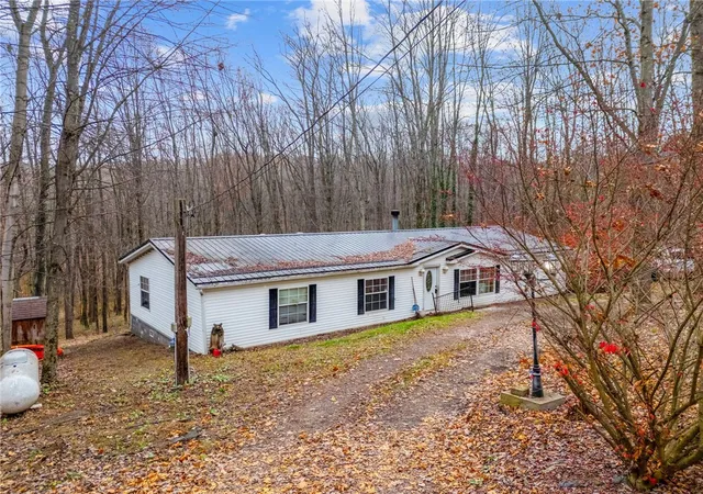 4th image of 229 Connoquenessing Dr, Evans City, PA 16033 | MLS# 1731414