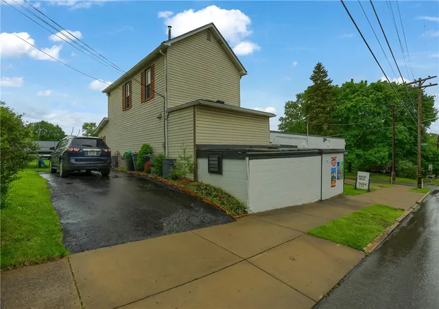2nd image of 726 Arlington Ave, New Castle, PA 16101 | MLS# 1731463