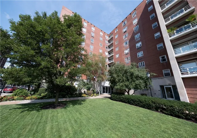 2nd image of 4625 Fifth Avenue #609, Oakland, PA 15213 | MLS# 1733030