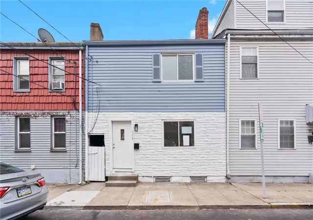 Homes for sale in South Side, PA | 114 S 16th St, South Side, PA 15203 | MLS# 1733245