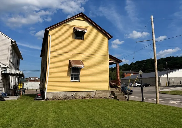2nd image of 230 13th St, Ellwood City, PA 16117 | MLS# 1733663