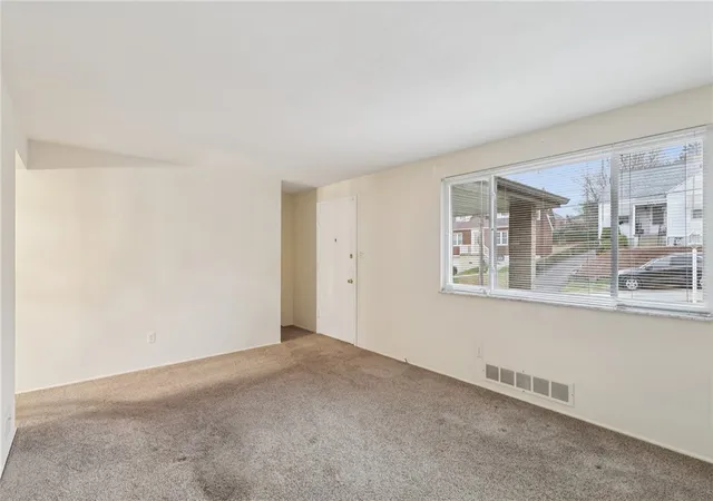 Photo 3 of Single family home for sale at 814 Laura Ave, West Mifflin, PA 15122 | MLS# 1735013 | Listing updated on 2026-03-06