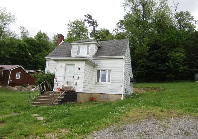 Homes for sale in Penn Twp, PA | 6239 Old Route 8, Penn Twp, PA 16002 | MLS# 1735037