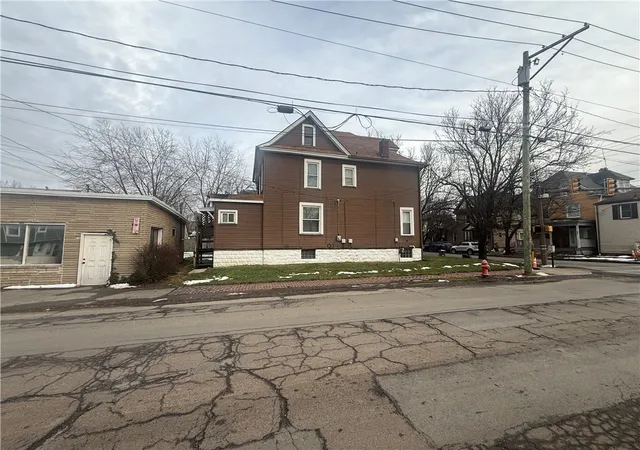Photo 4 of House for sale at 328 W Cunningham St, Butler, PA 16001 | MLS# 1735367 | Listing updated on 2026-08-28