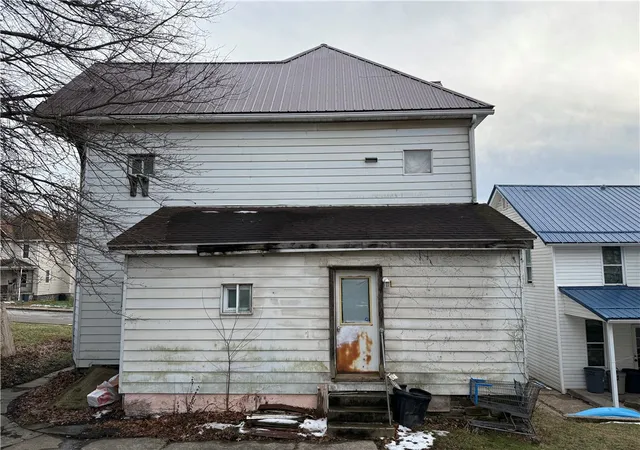 Photo 3 of House for sale at 122 W Quarry St, Butler, PA 16001 | MLS# 1735345 | Listing updated on 2026-08-28