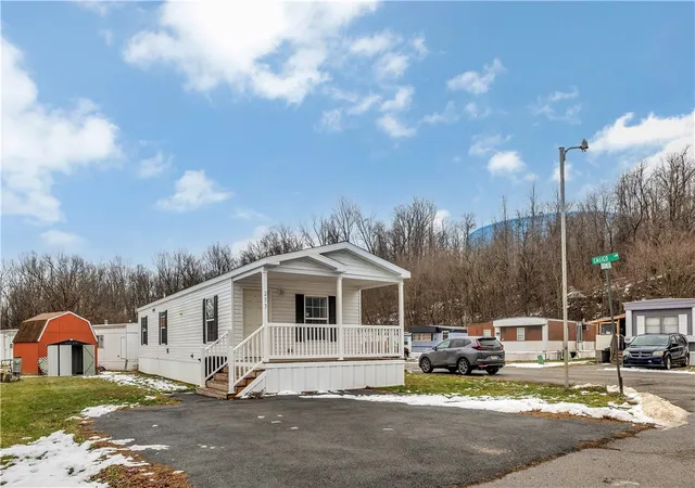 Homes for sale in Jeannette, PA | 253 Colleen Ln, Jeannette, PA 15644 | MLS# 1735317