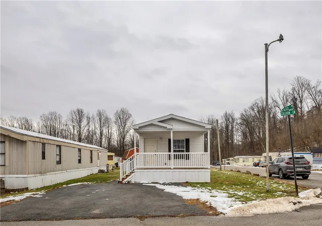 Homes for sale in Jeannette, PA | 253 Colleen Ln, Jeannette, PA 15644 | MLS# 1735317