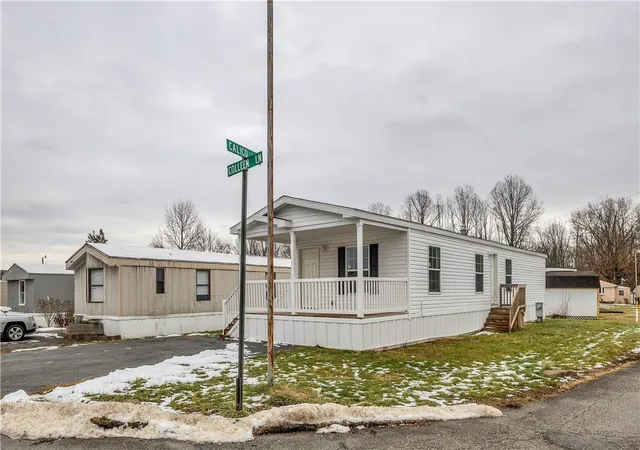 Homes for sale in Jeannette, PA | 253 Colleen Ln, Jeannette, PA 15644 | MLS# 1735317
