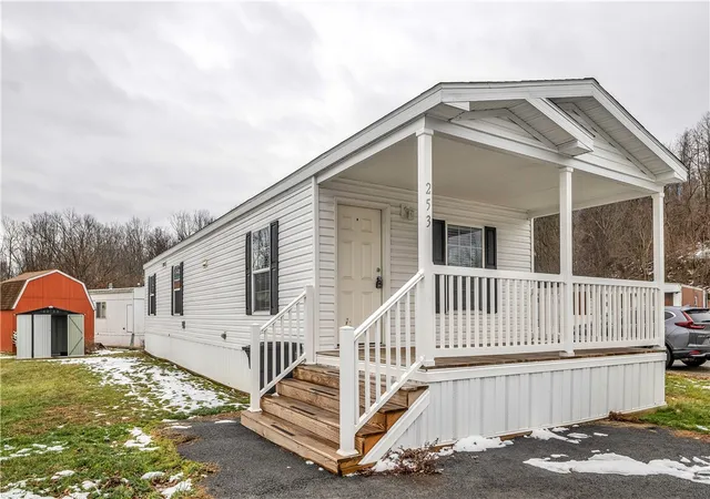 Homes for sale in Jeannette, PA | 253 Colleen Ln, Jeannette, PA 15644 | MLS# 1735317