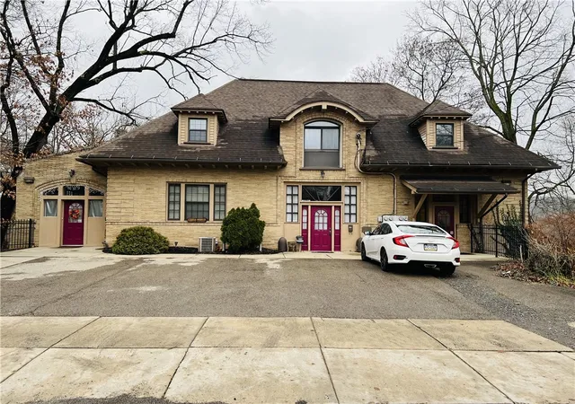 Homes for sale in New Castle, PA | 304 Rhodes Pl, New Castle, PA 16101 | MLS# 1736795
