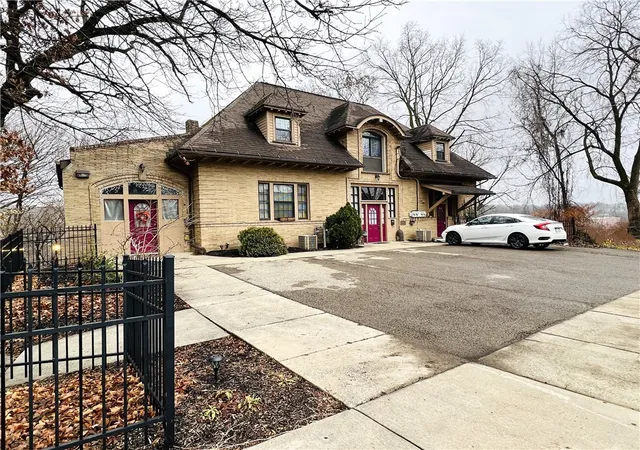 Listing Photo 2 - Condo for sale in building located at 304 Rhodes Pl, New Castle, PA 16101 - Unit #