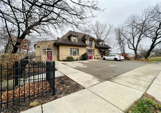 Homes for sale in New Castle, PA | 304 Rhodes Pl, New Castle, PA 16101 | MLS# 1736795