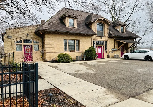 Photo 2 of House for sale at 304 Rhodes Pl, New Castle, PA 16101 | MLS# 1736795 | Listing updated on 2026-07-18