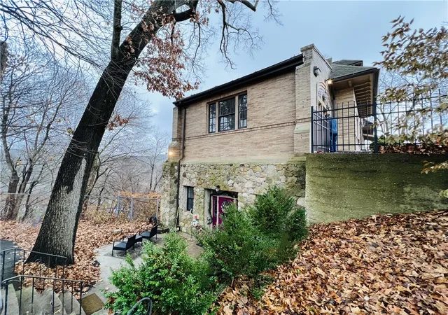 Photo 3 of House for sale at 304 Rhodes Pl, New Castle, PA 16101 | MLS# 1736795 | Listing updated on 2026-07-18