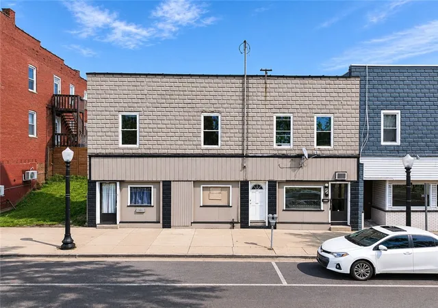 2nd image of 221 5th St, Ellwood City, PA 16117 | MLS# 1737868